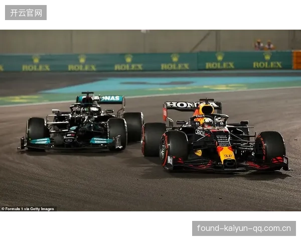 F1车手极限超车惊呆评论席：速度与技巧的极限对决