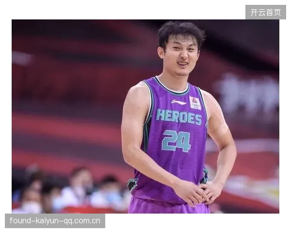 主力后卫训练中重摔，赛季报销风险极高——运动员背后隐秘的角力与防护之道
